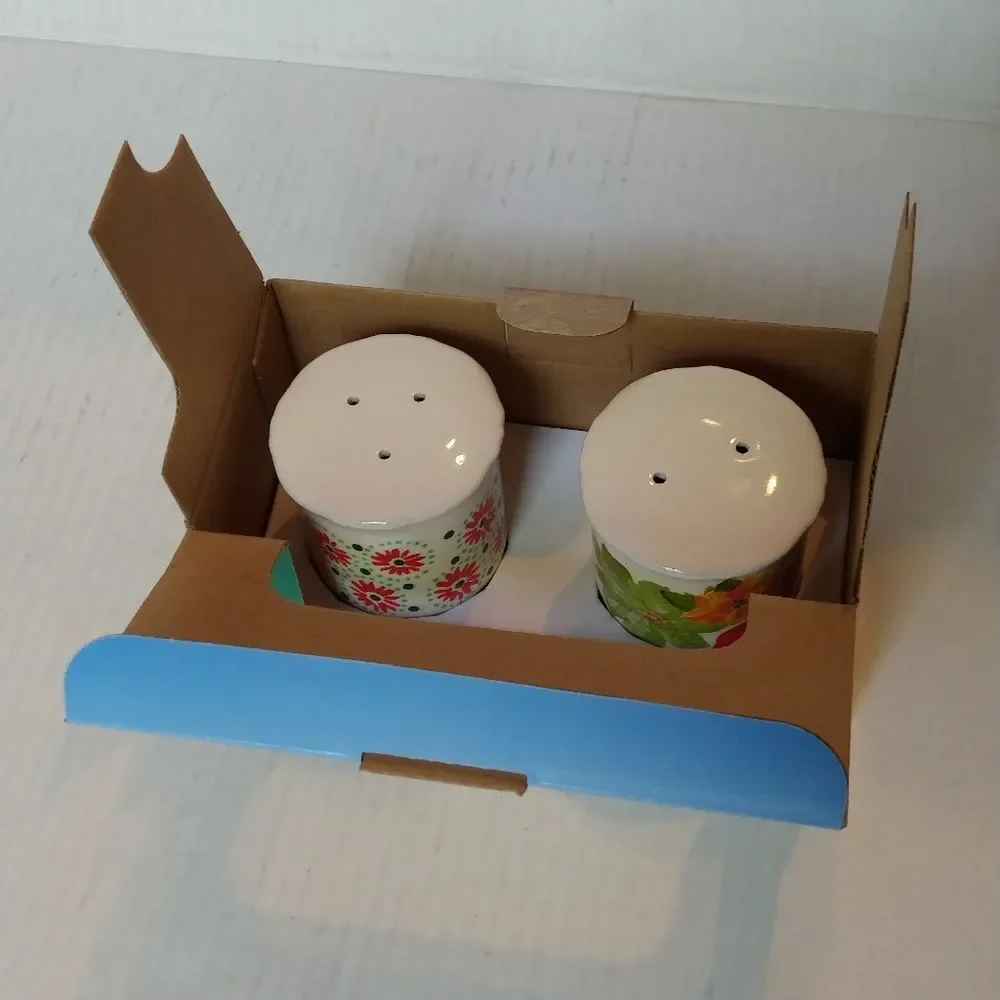 NWT Pioneer Woman Salt and Pepper Poinsettia shaker set